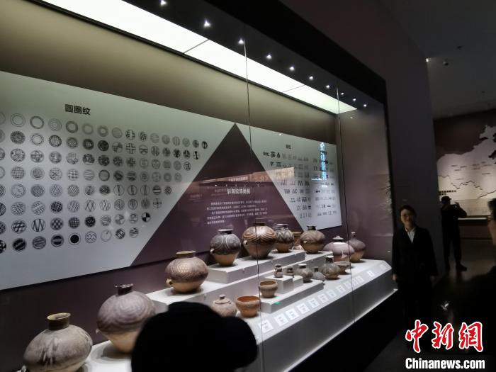 圖為河湟文化博物館展示的當地出土彩陶的紋飾類別。　張添福 攝