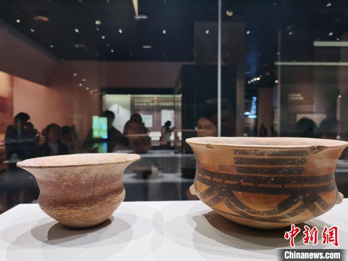 圖為河湟文化博物館展陳的陶器。　張添福 攝