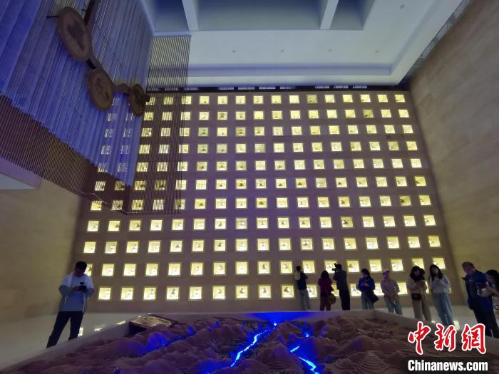 圖為河湟文化博物館序廳的左右彩陶墻放置的374件彩陶?！執砀?攝