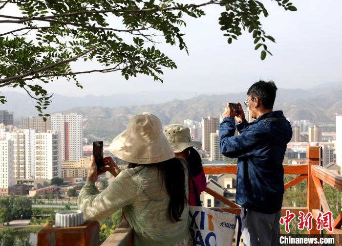 圖為媒體記者登頂朝陽(yáng)山。 薛蒂 攝 圖為媒體記者登頂朝陽(yáng)山。 薛蒂 攝