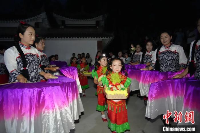 甘肅省西和縣姜席鎮(zhèn)晚霞湖畔，當?shù)孛耖g舉行盛大的乞巧儀式。魏朵朵 攝