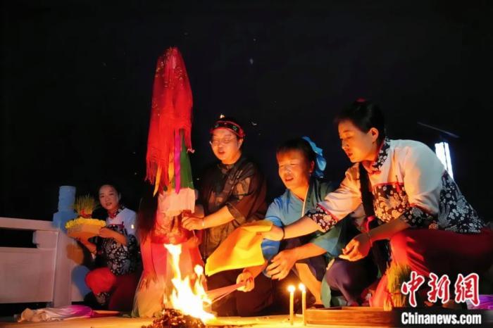 持續(xù)七天八夜的乞巧節(jié)正在西漢水上游的甘肅省西和縣進行。西和縣姜席鎮(zhèn)晚霞湖畔，民眾“巧頭”點蠟、炷香、焚裱紙、跪拜，準備將“巧娘娘”請進院。魏朵朵 攝