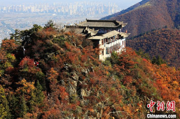 深秋，位于蘭州市榆中縣的興隆山，漫山遍野成五彩顏色。張天寶 攝