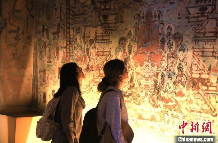 2023年8月27日，游客在甘肅省敦煌市博物館參觀文物展。張曉亮 攝(資料圖)