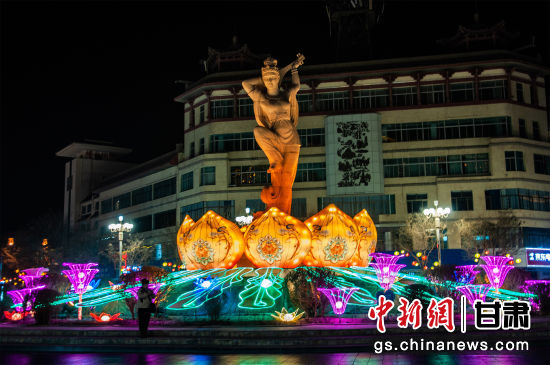 2024年春節期間，敦煌市中心盤旋路上的反彈琵琶燈組。王斌銀 攝