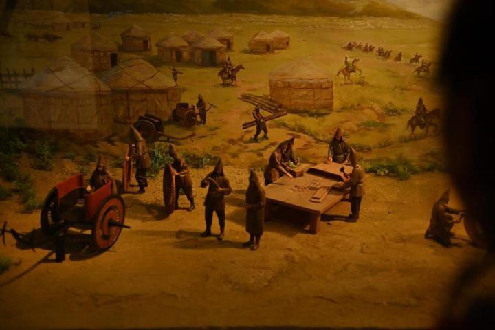 在張家川縣馬家塬車(chē)輿博物館展陳的關(guān)于戰(zhàn)國(guó)西戎車(chē)輿制作過(guò)程的模型。李亞龍 攝