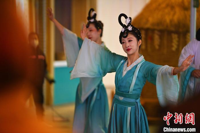 圖為工作人員進行舞蹈表演。李亞龍 攝</p>
<p>