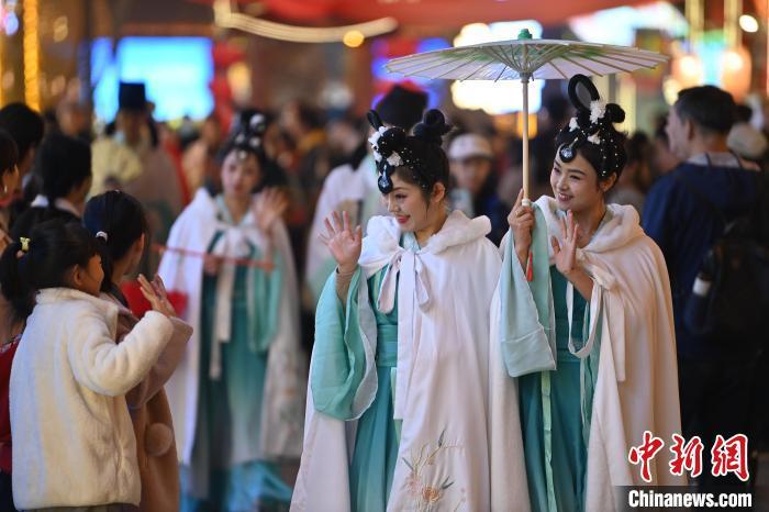 圖為街區人員著傳統服飾與游人互動。李亞龍 攝</p>
<p>