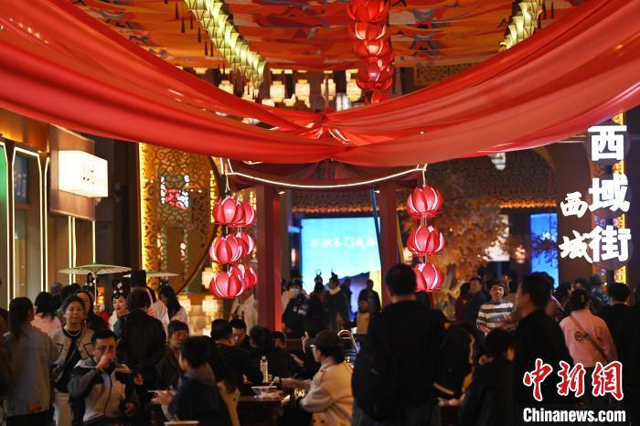 圖為街區(qū)現(xiàn)場(chǎng)游客絡(luò)繹不絕。李亞龍 攝</p><p> 圖為街區(qū)現(xiàn)場(chǎng)游客絡(luò)繹不絕。李亞龍 攝</p><p>
