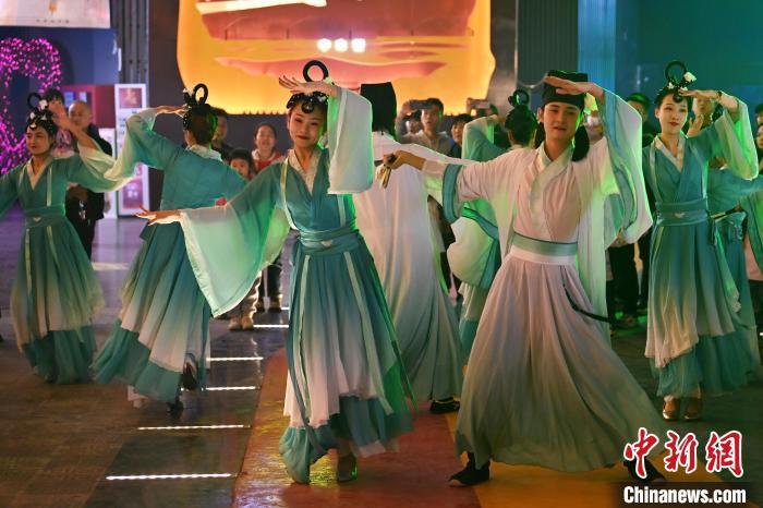 圖為工作人員進(jìn)行舞蹈表演。李亞龍 攝</p><p> 圖為工作人員進(jìn)行舞蹈表演。李亞龍 攝</p><p>