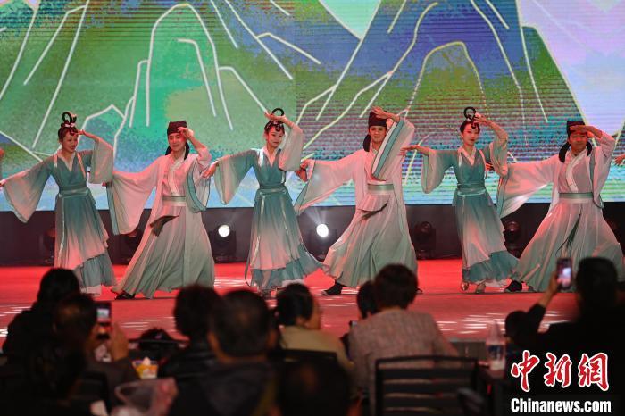 圖為工作人員進(jìn)行舞蹈表演。李亞龍 攝 圖為工作人員進(jìn)行舞蹈表演。李亞龍 攝