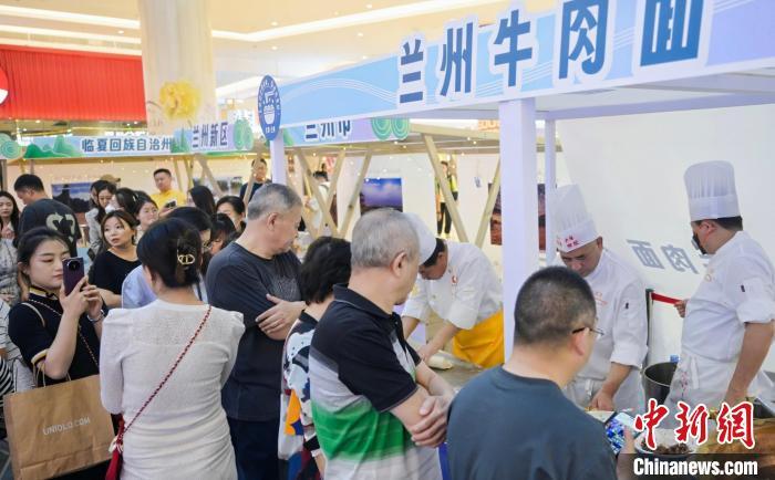 5月11日，“醉美玉如意·感恩幫扶情”甘肅(天津)文創非遺市集和特色美食展示活動在天津舉行。(天津市文旅局供圖)