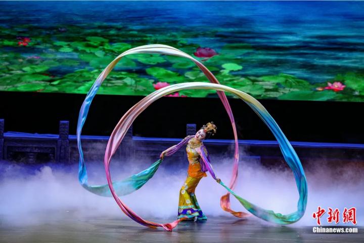 2023年4月17日晚,中國經(jīng)典舞劇《絲路花雨》在澳門百老匯劇場演出。甘肅演藝集團 供圖 2023年4月17日晚,中國經(jīng)典舞劇《絲路花雨》在澳門百老匯劇場演出。甘肅演藝集團 供圖