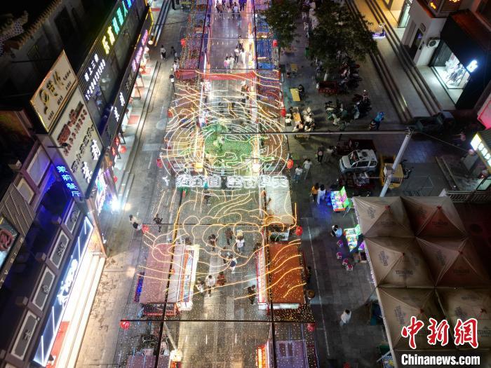 圖為明清街夜市燈光點亮具有武威文化元素的“銅奔馬”彩燈。(無人機(jī)照片) 戴文昌 攝</p><p> 圖為明清街夜市燈光點亮具有武威文化元素的“銅奔馬”彩燈。(無人機(jī)照片) 戴文昌 攝</p><p>