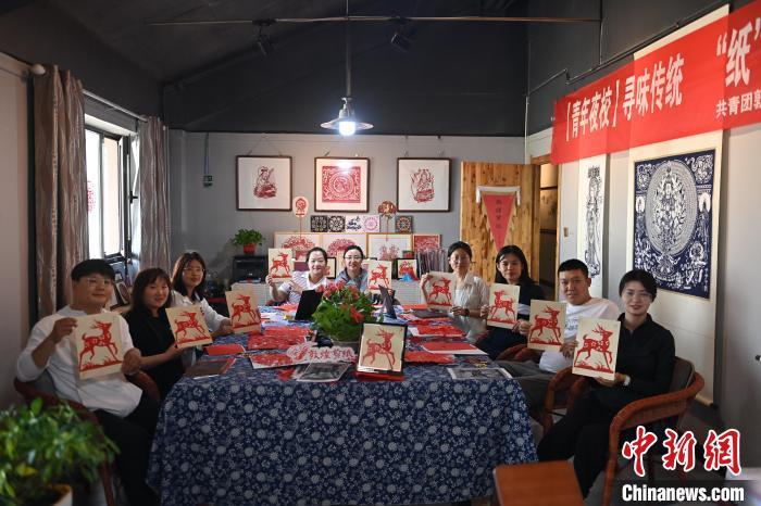 6月6日,在甘肅敦煌青年夜校課程中,青年學(xué)員展示學(xué)習(xí)敦煌非遺剪紙的成果。