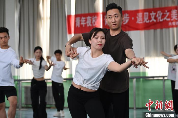 6月6日,在甘肅敦煌青年夜校課程中,學(xué)員學(xué)習(xí)敦煌舞課程。李亞龍 攝