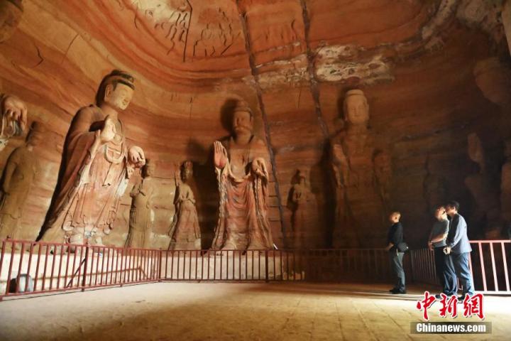 7月15日,游人參觀甘肅省平?jīng)鍪袥艽h百里石窟長(zhǎng)廊中的南石窟寺1號(hào)窟。百里石窟長(zhǎng)廊位于涇川縣境內(nèi),由512個(gè)石窟、5眼窟中石井組成,現(xiàn)存王母宮石窟、鳳凰山石窟、南石窟寺、丈八寺石窟、羅漢洞石窟、太山寺石窟等規(guī)模較大的石窟群,還有數(shù)量眾多的小石窟群。南石窟寺開(kāi)鑿于北魏永平三年,其中1號(hào)窟屬于大型七佛窟,七佛高達(dá)6米。中新社記者 李亞龍 攝 7月15日,游人參觀甘肅省平?jīng)鍪袥艽h百里石窟長(zhǎng)廊中的南石窟寺1號(hào)窟。百里石窟長(zhǎng)廊位于涇川縣境內(nèi),由512個(gè)石窟、5眼窟中石井組成,現(xiàn)存王母宮石窟、鳳凰山石窟、南石窟寺、丈八寺石窟、羅漢洞石窟、太山寺石窟等規(guī)模較大的石窟群,還有數(shù)量眾多的小石窟群。南石窟寺開(kāi)鑿于北魏永平三年,其中1號(hào)窟屬于大型七佛窟,七佛高達(dá)6米。中新社記者 李亞龍 攝