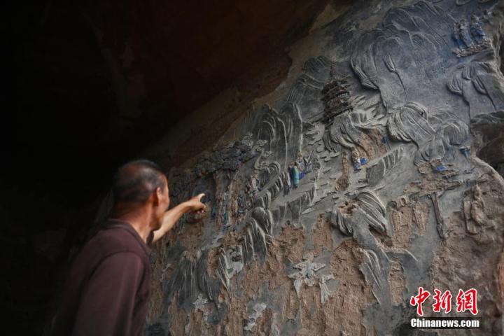 7月15日,甘肅省平?jīng)鍪袥艽h百里石窟長(zhǎng)廊羅漢洞石窟內(nèi),該窟文保員郭建平介紹窟內(nèi)石刻彩繪壁畫(huà)。郭建平家中三代人曾自發(fā)保護(hù)羅漢洞石窟。羅漢洞石窟遺存40余個(gè)窟龕,以北魏至清代風(fēng)格為主。中新社記者 李亞龍 攝 7月15日,甘肅省平?jīng)鍪袥艽h百里石窟長(zhǎng)廊羅漢洞石窟內(nèi),該窟文保員郭建平介紹窟內(nèi)石刻彩繪壁畫(huà)。郭建平家中三代人曾自發(fā)保護(hù)羅漢洞石窟。羅漢洞石窟遺存40余個(gè)窟龕,以北魏至清代風(fēng)格為主。中新社記者 李亞龍 攝