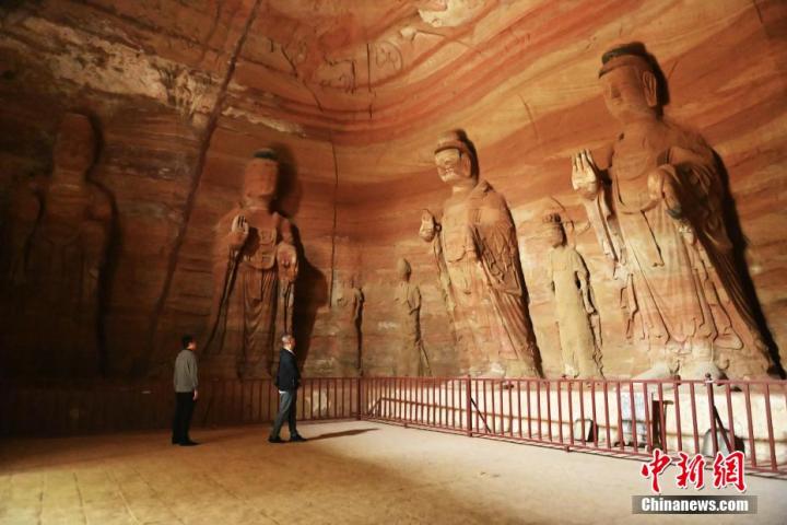7月15日,游人參觀甘肅省平?jīng)鍪袥艽h百里石窟長(zhǎng)廊中的南石窟寺1號(hào)窟。百里石窟長(zhǎng)廊位于涇川縣境內(nèi),由512個(gè)石窟、5眼窟中石井組成,現(xiàn)存王母宮石窟、鳳凰山石窟、南石窟寺、丈八寺石窟、羅漢洞石窟、太山寺石窟等規(guī)模較大的石窟群,還有數(shù)量眾多的小石窟群。南石窟寺開(kāi)鑿于北魏永平三年,其中1號(hào)窟屬于大型七佛窟,七佛高達(dá)6米。中新社記者 李亞龍 攝 7月15日,游人參觀甘肅省平?jīng)鍪袥艽h百里石窟長(zhǎng)廊中的南石窟寺1號(hào)窟。百里石窟長(zhǎng)廊位于涇川縣境內(nèi),由512個(gè)石窟、5眼窟中石井組成,現(xiàn)存王母宮石窟、鳳凰山石窟、南石窟寺、丈八寺石窟、羅漢洞石窟、太山寺石窟等規(guī)模較大的石窟群,還有數(shù)量眾多的小石窟群。南石窟寺開(kāi)鑿于北魏永平三年,其中1號(hào)窟屬于大型七佛窟,七佛高達(dá)6米。中新社記者 李亞龍 攝
