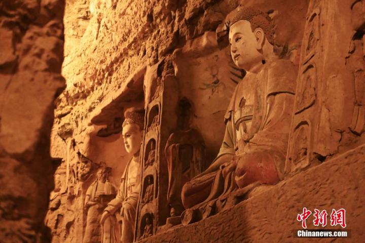 7月15日,甘肅省平?jīng)鍪袥艽h百里石窟長(zhǎng)廊中的王母宮石窟造像。百里石窟長(zhǎng)廊位于涇川縣境內(nèi),由512個(gè)石窟、5眼窟中石井組成,現(xiàn)存王母宮石窟、鳳凰山石窟、南石窟寺、丈八寺石窟、羅漢洞石窟、太山寺石窟等規(guī)模較大的石窟群,還有數(shù)量眾多的小石窟群。王母宮石窟又名千佛洞,該窟設(shè)計(jì)宏大,造像生動(dòng),窟內(nèi)擁有造像數(shù)百尊,是較為珍貴的佛教文化歷史遺存。中新社記者 李亞龍 攝</p>
<p> 7月15日,甘肅省平?jīng)鍪袥艽h百里石窟長(zhǎng)廊中的王母宮石窟造像。百里石窟長(zhǎng)廊位于涇川縣境內(nèi),由512個(gè)石窟、5眼窟中石井組成,現(xiàn)存王母宮石窟、鳳凰山石窟、南石窟寺、丈八寺石窟、羅漢洞石窟、太山寺石窟等規(guī)模較大的石窟群,還有數(shù)量眾多的小石窟群。王母宮石窟又名千佛洞,該窟設(shè)計(jì)宏大,造像生動(dòng),窟內(nèi)擁有造像數(shù)百尊,是較為珍貴的佛教文化歷史遺存。中新社記者 李亞龍 攝</p>
<p>