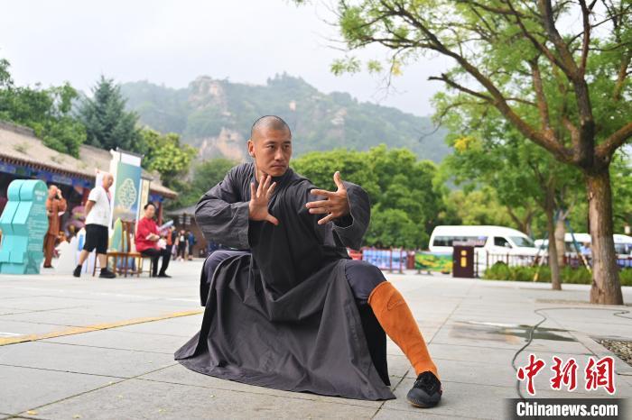 7月14日，甘肅省平涼市崆峒山景區內，嵩山少林弟子展示武藝。7月13日至14日，“2024年北京體育大學第十五屆國際武術比賽交流大會暨首屆崆峒山國際武術大會”舉行，大會也在崆峒山景區進行問道崆峒、武術高級研修班、崆峒拜師等系列活動。中新社記者 李亞龍 攝</p>
<p>