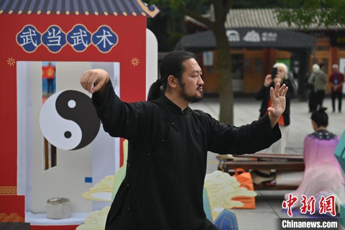 7月14日，甘肅省平涼市崆峒山景區內，武當玄武派傳承人展示武當武術。7月13日至14日，“2024年北京體育大學第十五屆國際武術比賽交流大會暨首屆崆峒山國際武術大會”舉行，大會也在崆峒山景區進行問道崆峒、武術高級研修班、崆峒拜師等系列活動。中新社記者 李亞龍 攝</p>
<p>