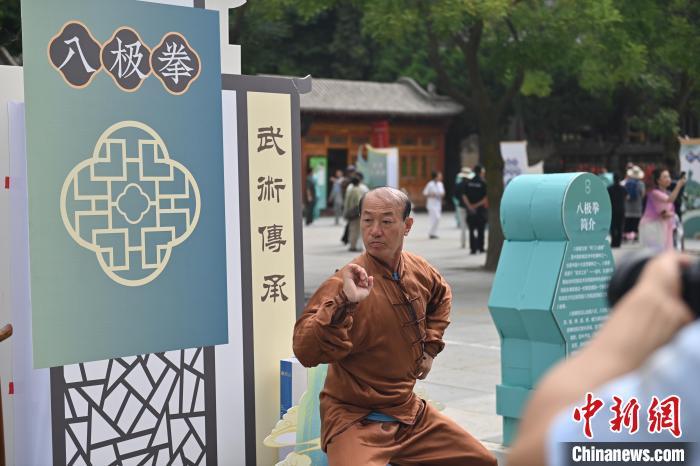 7月14日，甘肅省平涼市崆峒山景區內，八極拳傳承人展示八極拳。7月13日至14日，“2024年北京體育大學第十五屆國際武術比賽交流大會暨首屆崆峒山國際武術大會”舉行，大會也在崆峒山景區進行問道崆峒、武術高級研修班、崆峒拜師等系列活動。中新社記者 李亞龍 攝</p>
<p>