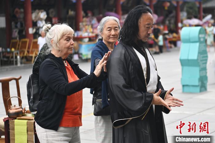 7月14日，甘肅省平涼市崆峒山景區內，外籍武術愛好者感受青城武術。7月13日至14日，“2024年北京體育大學第十五屆國際武術比賽交流大會暨首屆崆峒山國際武術大會”舉行，大會也在崆峒山景區進行問道崆峒、武術高級研修班、崆峒拜師等系列活動。中新社記者 李亞龍 攝</p>
<p>