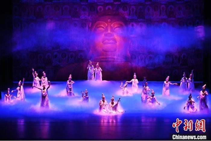 7月18日晚,中國經(jīng)典舞劇《絲路花雨》在甘肅蘭州黃河劇院進(jìn)行演出。中國經(jīng)典舞劇《絲路花雨》迎來45周年,7月17日-8月4日在蘭州開啟為期多天的駐場演出。該舞劇取材于敦煌莫高窟壁畫,集中國霓裳羽衣舞、敦煌舞、印度舞、黑巾舞、波斯馬鈴舞等于一身,自1979年演出至今,該劇先后在40多個國家和地區(qū)演出近4000場,觀眾550多萬人次。中新社記者 李亞龍 攝</p>
<p> 7月18日晚,中國經(jīng)典舞劇《絲路花雨》在甘肅蘭州黃河劇院進(jìn)行演出。中國經(jīng)典舞劇《絲路花雨》迎來45周年,7月17日-8月4日在蘭州開啟為期多天的駐場演出。該舞劇取材于敦煌莫高窟壁畫,集中國霓裳羽衣舞、敦煌舞、印度舞、黑巾舞、波斯馬鈴舞等于一身,自1979年演出至今,該劇先后在40多個國家和地區(qū)演出近4000場,觀眾550多萬人次。中新社記者 李亞龍 攝</p>
<p>