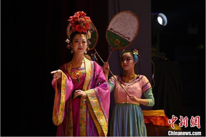 7月18日晚,中國經(jīng)典舞劇《絲路花雨》在甘肅蘭州黃河劇院進(jìn)行演出。中國經(jīng)典舞劇《絲路花雨》迎來45周年,7月17日-8月4日在蘭州開啟為期多天的駐場演出。該舞劇取材于敦煌莫高窟壁畫,集中國霓裳羽衣舞、敦煌舞、印度舞、黑巾舞、波斯馬鈴舞等于一身,自1979年演出至今,該劇先后在40多個國家和地區(qū)演出近4000場,觀眾550多萬人次。中新社記者 李亞龍 攝</p>
<p> 7月18日晚,中國經(jīng)典舞劇《絲路花雨》在甘肅蘭州黃河劇院進(jìn)行演出。中國經(jīng)典舞劇《絲路花雨》迎來45周年,7月17日-8月4日在蘭州開啟為期多天的駐場演出。該舞劇取材于敦煌莫高窟壁畫,集中國霓裳羽衣舞、敦煌舞、印度舞、黑巾舞、波斯馬鈴舞等于一身,自1979年演出至今,該劇先后在40多個國家和地區(qū)演出近4000場,觀眾550多萬人次。中新社記者 李亞龍 攝</p>
<p>