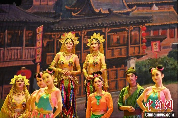 7月18日晚,中國經(jīng)典舞劇《絲路花雨》在甘肅蘭州黃河劇院進(jìn)行演出。中國經(jīng)典舞劇《絲路花雨》迎來45周年,7月17日-8月4日在蘭州開啟為期多天的駐場演出。該舞劇取材于敦煌莫高窟壁畫,集中國霓裳羽衣舞、敦煌舞、印度舞、黑巾舞、波斯馬鈴舞等于一身,自1979年演出至今,該劇先后在40多個國家和地區(qū)演出近4000場,觀眾550多萬人次。中新社記者 李亞龍 攝</p>
<p> 7月18日晚,中國經(jīng)典舞劇《絲路花雨》在甘肅蘭州黃河劇院進(jìn)行演出。中國經(jīng)典舞劇《絲路花雨》迎來45周年,7月17日-8月4日在蘭州開啟為期多天的駐場演出。該舞劇取材于敦煌莫高窟壁畫,集中國霓裳羽衣舞、敦煌舞、印度舞、黑巾舞、波斯馬鈴舞等于一身,自1979年演出至今,該劇先后在40多個國家和地區(qū)演出近4000場,觀眾550多萬人次。中新社記者 李亞龍 攝</p>
<p>