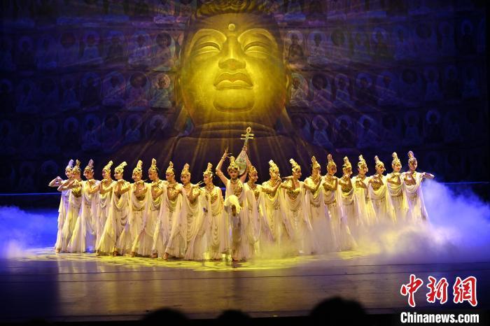 7月18日晚，中國(guó)經(jīng)典舞劇《絲路花雨》在甘肅蘭州黃河劇院演出。李亞龍 攝
