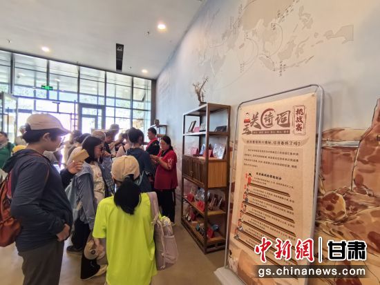 近日，玉門關遺址景區開啟了一場精彩紛呈的玉關詩詞挑戰賽，吸引眾多游人參與其中。玉門關遺址景區供圖